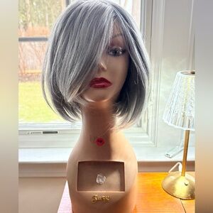 Stylish Short Bob Wig in Silver Gray - Unbranded